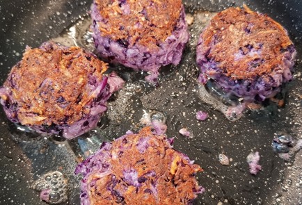 Фото шага рецепта Котлеты из краснокочанной капусты 152872 шаг 9  