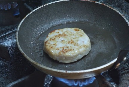 Фото шага рецепта Котлеты из креветок и трески 186407 шаг 13  