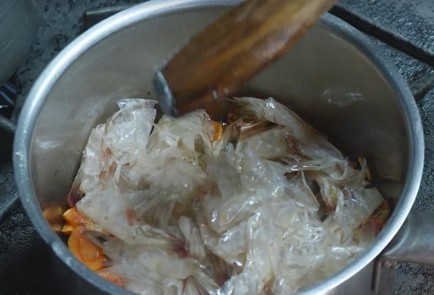 Фото шага рецепта Котлеты из креветок и трески 186407 шаг 3  