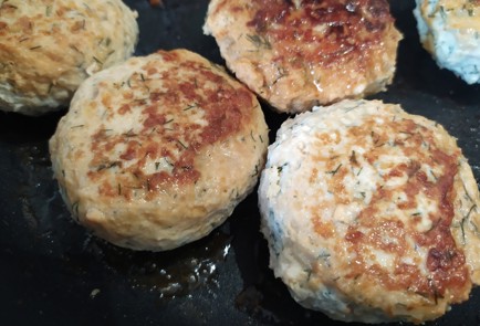 Фото шага рецепта Котлеты из куриного филе с творогом 189398 шаг 10  