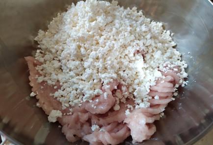 Фото шага рецепта Котлеты из куриного филе с творогом 189398 шаг 2  