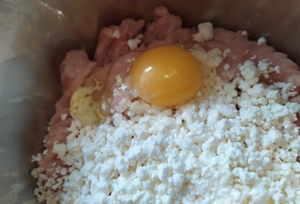 Фото шага рецепта Котлеты из куриного филе с творогом 189398 шаг 3  