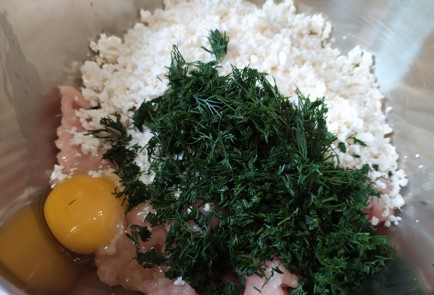 Фото шага рецепта Котлеты из куриного филе с творогом 189398 шаг 4  
