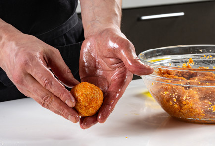 Фото шага рецепта Котлеты из моркови 191450 шаг 6  