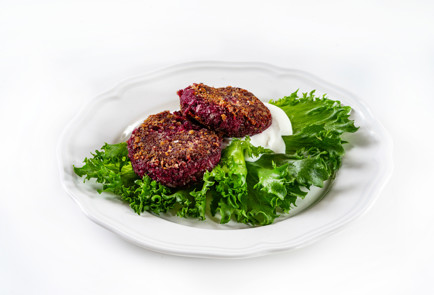 Фото шага рецепта Котлеты из свеклы с фетой и базиликом 191445 шаг 10  