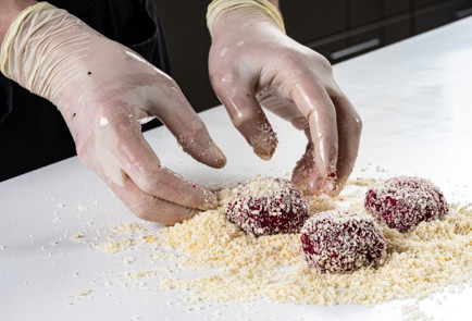 Фото шага рецепта Котлеты из свеклы с фетой и базиликом 191445 шаг 8  