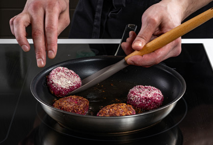 Фото шага рецепта Котлеты из свеклы с фетой и базиликом 191445 шаг 9  