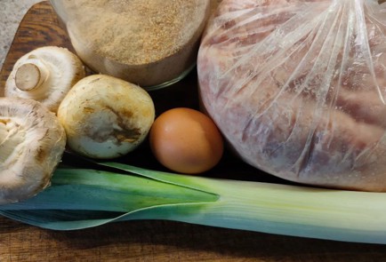 Фото шага рецепта Котлеты куриные с шампиньонами и пореем 191464 шаг 1