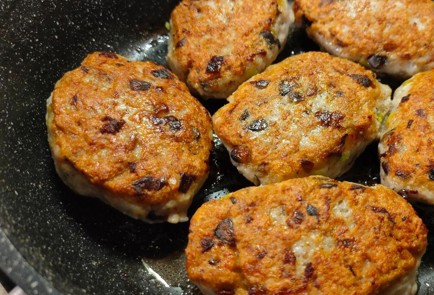 Фото шага рецепта Котлеты куриные с шампиньонами и пореем 191464 шаг 16