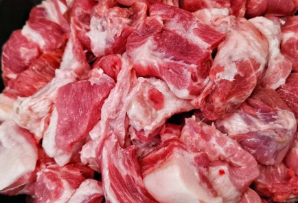 Фото шага рецепта Котлеты с фисташками базиликом и вялеными томатами 152664 шаг 1  