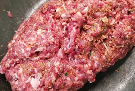 Фото шага рецепта Котлеты с фисташками базиликом и вялеными томатами 152664 шаг 10  