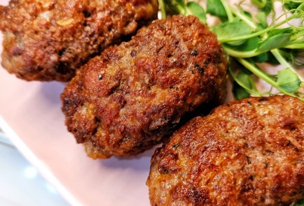 Фото шага рецепта Котлеты с фисташками базиликом и вялеными томатами 152664 шаг 11  