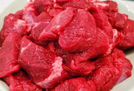 Фото шага рецепта Котлеты с фисташками базиликом и вялеными томатами 152664 шаг 2  