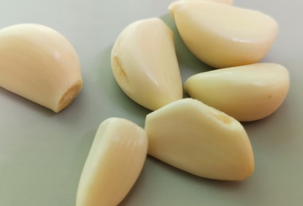 Фото шага рецепта Котлеты с фисташками базиликом и вялеными томатами 152664 шаг 3  