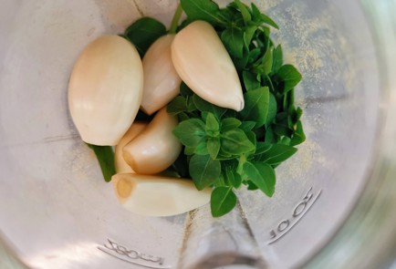 Фото шага рецепта Котлеты с фисташками базиликом и вялеными томатами 152664 шаг 4  