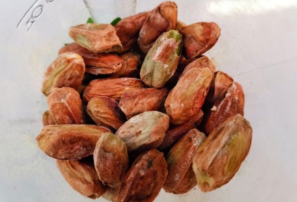 Фото шага рецепта Котлеты с фисташками базиликом и вялеными томатами 152664 шаг 5  