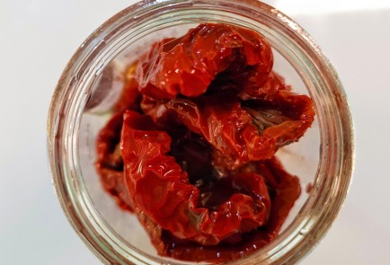 Фото шага рецепта Котлеты с фисташками базиликом и вялеными томатами 152664 шаг 6  