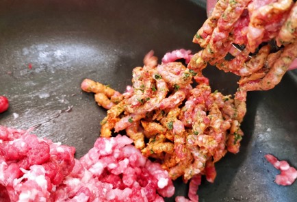 Фото шага рецепта Котлеты с фисташками базиликом и вялеными томатами 152664 шаг 7  