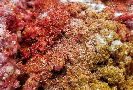 Фото шага рецепта Котлеты с фисташками базиликом и вялеными томатами 152664 шаг 9  