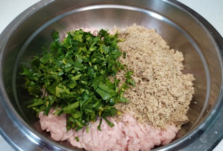 Фото шага рецепта Котлеты с грецким орехом и зеленью 190953 шаг 3  