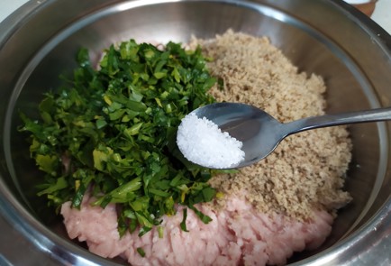 Фото шага рецепта Котлеты с грецким орехом и зеленью 190953 шаг 4  