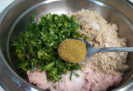 Фото шага рецепта Котлеты с грецким орехом и зеленью 190953 шаг 5  