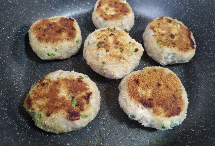 Фото шага рецепта Котлеты с грецким орехом и зеленью 190953 шаг 9  