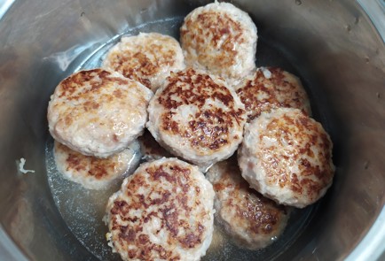 Фото шага рецепта Котлеты с хлебом и фаршем 189839 шаг 10  