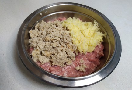 Фото шага рецепта Котлеты с хлебом и фаршем 189839 шаг 5  