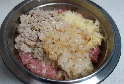 Фото шага рецепта Котлеты с хлебом и фаршем 189839 шаг 6  