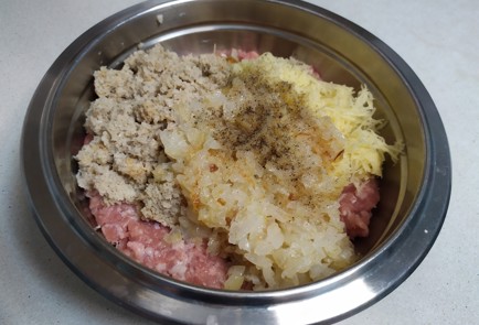 Фото шага рецепта Котлеты с хлебом и фаршем 189839 шаг 7  