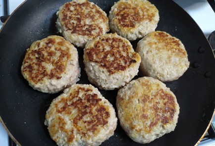 Фото шага рецепта Котлеты с хлебом и фаршем 189839 шаг 9  