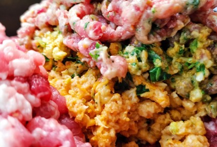 Фото шага рецепта Котлеты с лисичками сыром и базиликом 152666 шаг 4