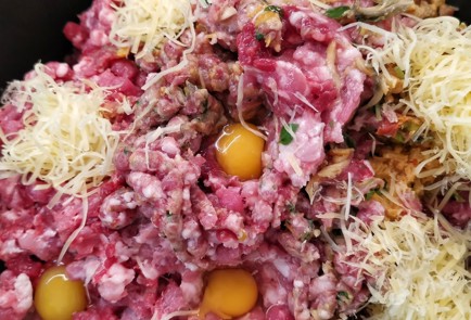 Фото шага рецепта Котлеты с лисичками сыром и базиликом 152666 шаг 5