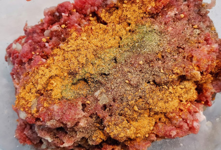 Фото шага рецепта Котлеты с моцареллой из двух видов фарша 152083 шаг 2  