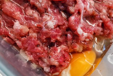 Фото шага рецепта Котлеты с моцареллой из двух видов фарша 152083 шаг 3  