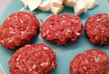 Фото шага рецепта Котлеты с моцареллой из двух видов фарша 152083 шаг 5  