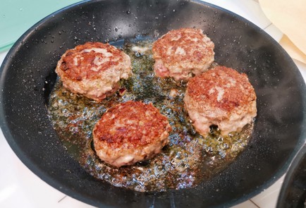 Фото шага рецепта Котлеты с начинкойкапрезе 150971 шаг 11