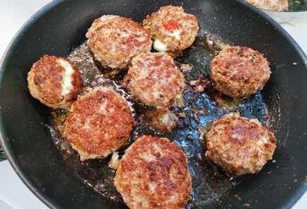 Фото шага рецепта Котлеты с начинкойкапрезе 150971 шаг 12