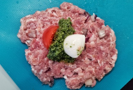 Фото шага рецепта Котлеты с начинкойкапрезе 150971 шаг 7