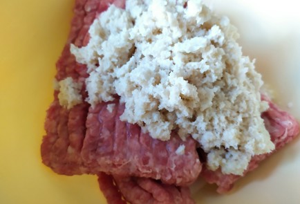 Фото шага рецепта Котлеты с начинкой в духовке 189286 шаг 2  