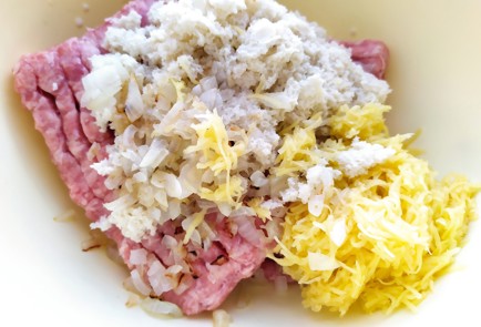 Фото шага рецепта Котлеты с начинкой в духовке 189286 шаг 4  