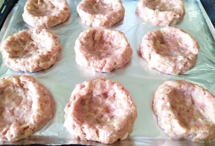 Фото шага рецепта Котлеты с начинкой в духовке 189286 шаг 8  