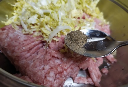 Фото шага рецепта Котлеты с пекинской капустой 189237 шаг 3  