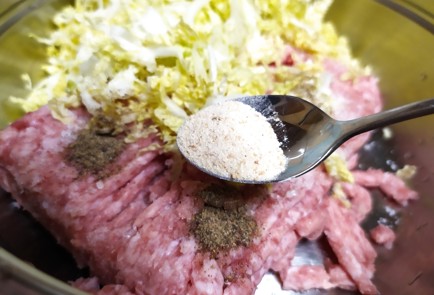 Фото шага рецепта Котлеты с пекинской капустой 189237 шаг 4  