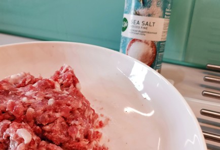 Фото шага рецепта Котлеты с сыром дорблю 174876 шаг 2  