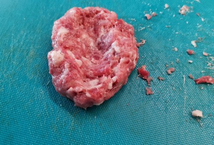 Фото шага рецепта Котлеты с сыром дорблю 174876 шаг 4  