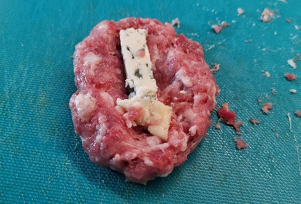 Фото шага рецепта Котлеты с сыром дорблю 174876 шаг 5  