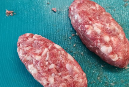 Фото шага рецепта Котлеты с сыром дорблю 174876 шаг 6  