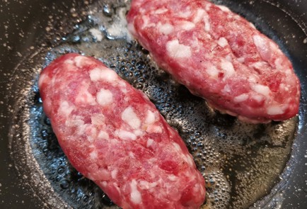 Фото шага рецепта Котлеты с сыром дорблю 174876 шаг 8  